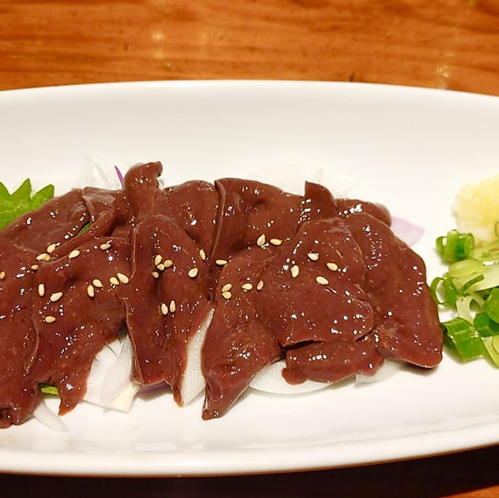 【馬のレバ刺し】お店自慢の一品！ごま油につけていただいてください♪