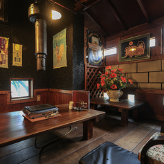 落ち着いた雰囲気でゆったりとお過ごしいただける座敷をご用意しています。座敷は4人掛けと6人掛けのものをご用意しています。また大人数でご利用の際は座敷を連結することで最大10名でご利用いただくことも可能です！ぜひ、会社での宴会やパーティーといった団体様でのご利用ください♪