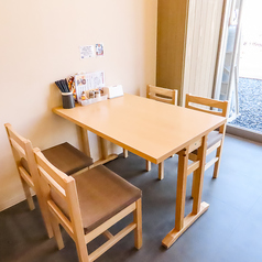 4名様用のテーブル席をご用意しております。
