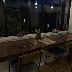 2階　カウンター席　夜景とは言えませんが、窓側なので開放感があり良いですよ。