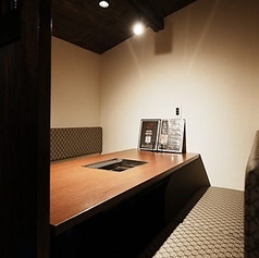 【テーブル席（完全個室）：4～6名様】趣のある落ち着いた雰囲気のプライベート空間.。古民家をリノベーションした店内はどこか懐かしい落ち着く雰囲気。ご家族やご友人とのお食事はもちろん、少人数宴会でのご利用にも最適です。アットホームな空間でのお食事や会話をぜひお楽しみください。