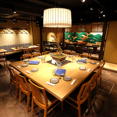 当店では、12名様でご利用いただける広々としたお席をご用意しております。大人数での集まりや、特別なイベントに最適なスペースです。大人数でも余裕のあるリラックスした雰囲気のゆったりとした空間で、お過ごしいただけます。友人や家族と一緒に賑やかなひとときをお楽しみください☆