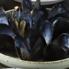 越喜来湾産ムール貝の白ワイン蒸し Mussels in White Wine Broth