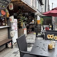 自然と調和するテラス席：開放感あふれる緑豊かな空間