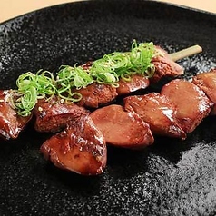 こだわりの鶏レバー串/中落牛カルビ串/自慢のこだわりつくね串(卵黄付き)/自慢のこだわりつくねチーズ串 各