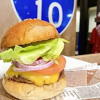 肉の旨味が溢れる特製"PITBULL BURGER"を堪能