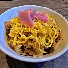 希少な地鶏！香川のブランド鶏『讃岐コーチン』を一緒に炊いた鶏めしもおすすめ！の写真