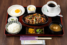 ランチタイムは超お得な定食各９５０円◎