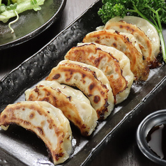 肉汁たっぷりな餃子は酒のつまみの人気メニュー
