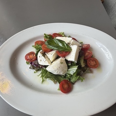 モッツァレラチーズとチェリートマトの丸ごとサラダ