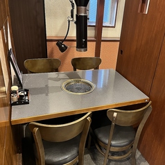 テーブル席。通路側にはのれんが掛かっていて半個室となっております。