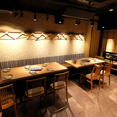 人数に応じて対応可能な各種お席をご用意しております。少人数から大人数まで、さまざまなシーンにぴったりなテーブル席をお選びいただけます。大切な人との食事や、ビジネスのお客様にもご満足いただけるよう、柔軟に対応いたします。ぜひ当店で心温まるひと時をお楽しみください♪