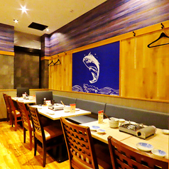 【貸し切りなら最大83名様までご利用可能】＜10名以上・20名以上用途に応じたレイアウト＞人数や用途に合わせたお席をご用意可能です。新年会など各種会社宴会や、同窓会、二次会など様々なシーンにご利用いただけます。大人数でのご宴会や貸し切りもお気軽にご相談ください。