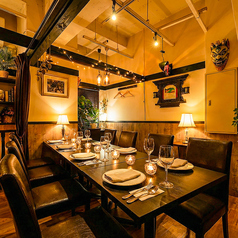 照明を抑えた大人な雰囲気の店内は、賑やかな宴会でも落ち着きを感じられる空間。長時間過ごしても疲れにくい設えで、料理とお酒をゆっくり楽しめます。カジュアルすぎず堅すぎない雰囲気が、幅広い宴会シーンに好評です。