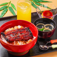小さなお連れ様にも伝統の職人技を味わっていただける「お子様うな重」をご用意しております。食べきりやすいサイズと甘めの味付けで仕立ててあり、うなぎデビューにもぴったり。週末の団欒やハレの日の贅沢な外食など、ご家族の特別なひとときにぜひご利用ください。