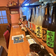 赤の座面が目を引くカウンターは、まるでバーのような雰囲気でふらっと立ち寄りやすい居心地の良さが魅力です。店主のコレクションである個性的なポスターやネコなどを眺めながら、創作中華が生まれた背景や食材のこだわりを聞いてみるのも一興。今日の疲れを癒す一杯と、美味しい中華を楽しみたい時にぜひ。