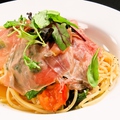 料理メニュー写真 パルマ産プロシュートハムと青菜のオイルソース　スパゲティーニ