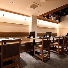 当店では、20名様まで収容可能なテーブル席をご用意しております。少人数での集まりから、20名前後の宴会まで幅広く対応いたしますので、さまざまなシーンでご利用いただけます。大切な会食やお祝い事にぴったりのスペースです。ご予約はお早めにお願いいたします。おいしい料理と共に、楽しいひとときをお過ごしください。