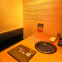 隣りを気にせずに食事を愉しめる半個室。ゆったり足を下せて居心地も抜群★ご家族やサークル帰りなど、みんなで本格炭火を囲んで焼肉をお楽しみください