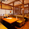 お店の中央にある半個室風のお席。広々としたお席ですのでゆったりをお寛ぎいただけます！