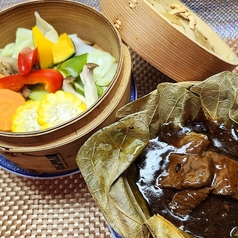 牛肉の蓮の葉包み豆鼓風味と彩り野菜のせいろ蒸し