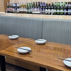 広々としたテーブル席