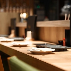 当店のカウンター席は1名様用を7席ご用意しており、おひとり様大歓迎です。落ち着いた雰囲気の中で、気軽にお食事やドリンクをお楽しみいただけます。お仕事終わりのサク飲みにも最適で、リラックスした時間を過ごせる場所です。おいしい料理と共に心地よいひとときをお過ごし出来ます。ぜひ、お気軽にお立ち寄りください！