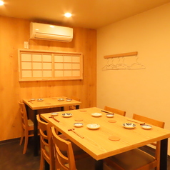 テーブル席は2名席と4名席を完備