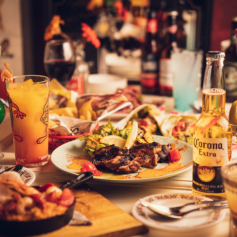 新越谷駅すぐ！アメリカンポップで賑やかな店内は女子会・誕生日・貸切に大人気！