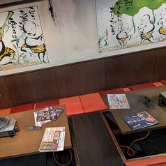 掘りごたつ座敷席(最大30名様)当店の掘りごたつの座敷席は6名様掛けテーブルがL字型に5卓並んでいます。窓の外の景色も見る事が出来て、開放的な空間です。少人数グループ様で使用する事もできますが、全体で30名様迄の宴会利用も可能です!