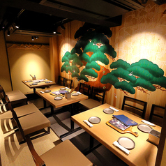 ニーズに合わせて幅広くご利用いただけるテーブル席をご用意しております。各種宴会にも適しており、楽しい思い出を作るための理想的な場所です。さまざまなシーンに合わせたお席で、特別なひとときをお過ごしいただけます。ぜひ当店で思い出に残る特別な時間をお過ごしください！