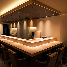 お席は落ち着きのあるカウンター席をメインに、スペースを広く取り、寿司屋では珍しいゆったりとした扉付きの個室も完備しております。