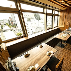 焼酎が並ぶ棚があるテーブル席、つなげることもできますので、様々な人数に対応可能です!靴を脱がずに気軽にお使いいただけるお席です。☆自慢の料理と豊富な種類のドリンクをお楽しみ頂ける飲み放題付宴会コースを各種ご用意しています。人数・予算などお気軽にご相談ください。送別会・歓迎会のご予約も承ります!