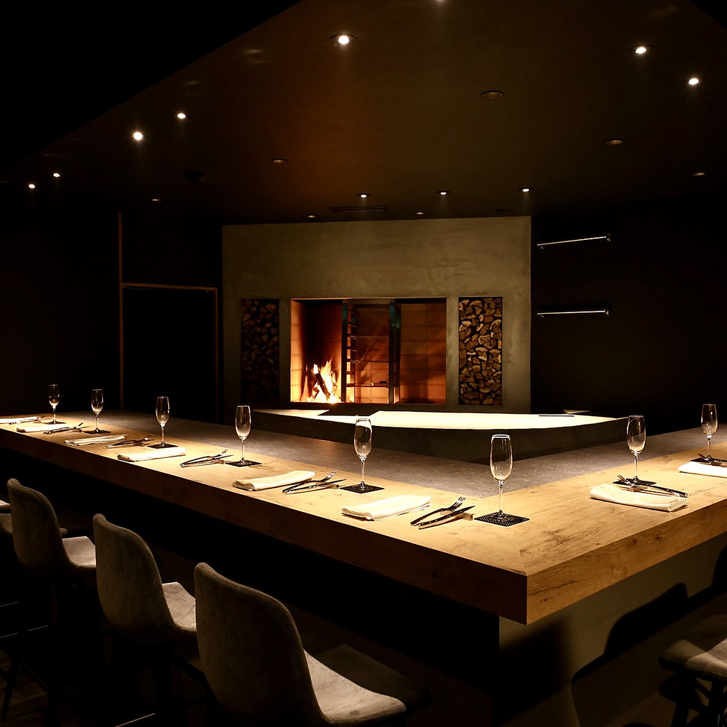 【シックで落ち着いた空間】薪火を眺めながら楽しめる大人空間