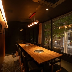 高級感溢れるVIPルーム。上質な素材を使用したシックで落ち着きのある内装は、まさに大人のための特別な空間。特別な日や接待、会食などにおススメのお席。6名様～8名様/禁煙