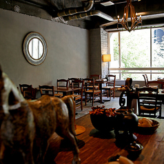 お洒落で落ち着いた雰囲気のテーブル席は、各種ご宴会や女子会にぴったり。席が広いのでお荷物が多くても安心です。熱々のタッカンマリを囲みながら、皆さまでワイワイ盛り上がりたいシーンでご利用ください！