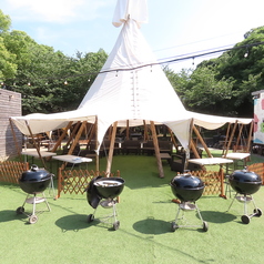 ティピーサイト◎アメリカ先住民の移動式住居「ティピー」をモチーフにした大型テントです。非日常的な雰囲気の中で、プライベート感のあるBBQを楽しめます。雨の日でも安心して利用でき、SNS映えも抜群です♪