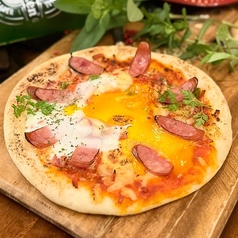〈Pizza〉半熟卵＆ソーセージのピザ