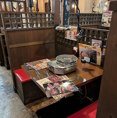 BOX席もあり、最大4名様までご利用いただけます。座り心地の良いソファータイプの為、長時間のご宴会やお子様連れのご家族にも快適にお過ごしいただけます！各テーブルにダクトが設置されており、焼肉の煙も気になりません。