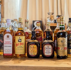 定番から希少銘柄まで揃える百種類以上のウィスキー