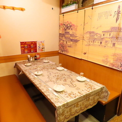 【半個室】個室席だけではなく、本格中華を愉しめる円卓席タイプもご用意があります。店内は広々とした空間でゆったりとおくつろぎいただけます。少人数から82名様の団体、貸切でのご案内も可能です。会社の宴会、ご家族でのお食事にも最適です♪