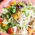 料理メニュー写真 宮崎マンゴーとカリカリベーコンのシーザーサラダ