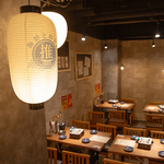 提灯の特徴的な店内で楽しいひとときを