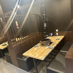 【6名様掛けテーブル席】会社の同僚や、グループでの集まりに最適な、広々としたテーブル席になっております。