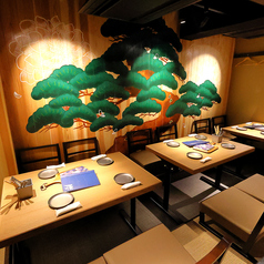 ゆったり座れるテーブル席で、快適な時間をお過ごしいただけます。リラックスできるスペースを提供しており、お食事と一緒に心地良い会話を楽しんでいただくことができます。友人や家族と共に、楽しいひと時を心ゆくまでお楽しみください♪お客様のご利用を心よりお待ちしております◎