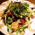料理メニュー写真 海ぶどうとタコの沖縄サラダ