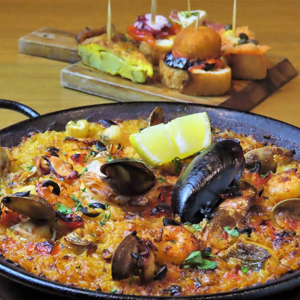 スペイン料理【アミーゴス】前菜の定番ピンチョスやお酒のあてになる豊富な種類のパエリアが楽しめる
