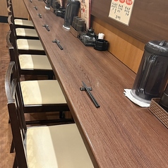 【カウンター席】少人数でもお楽しみいただけるカウンター席もご用意！プライベートな集まりやデートなどにもオススメ♪お仕事帰りの軽い一杯でご利用される方も歓迎しておりますので、お気軽にお立ち寄りください！