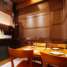 明るくあたたかい印象のテーブル席です。