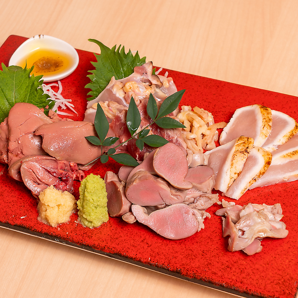 あい庵名物《鶏刺し盛り合わせ》常連様は必ず頼む看板メニューです